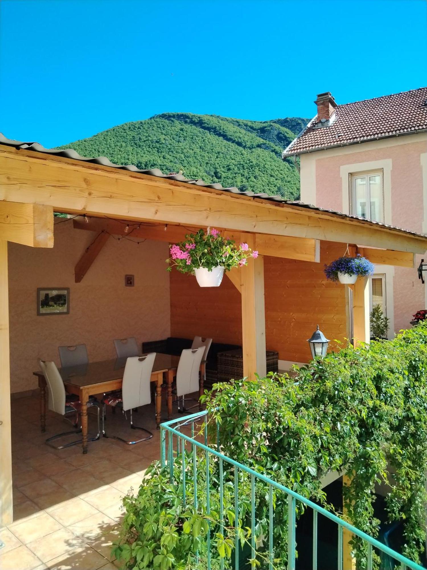 Rose Des Alpes Bed & Breakfast แซร์ ภายนอก รูปภาพ